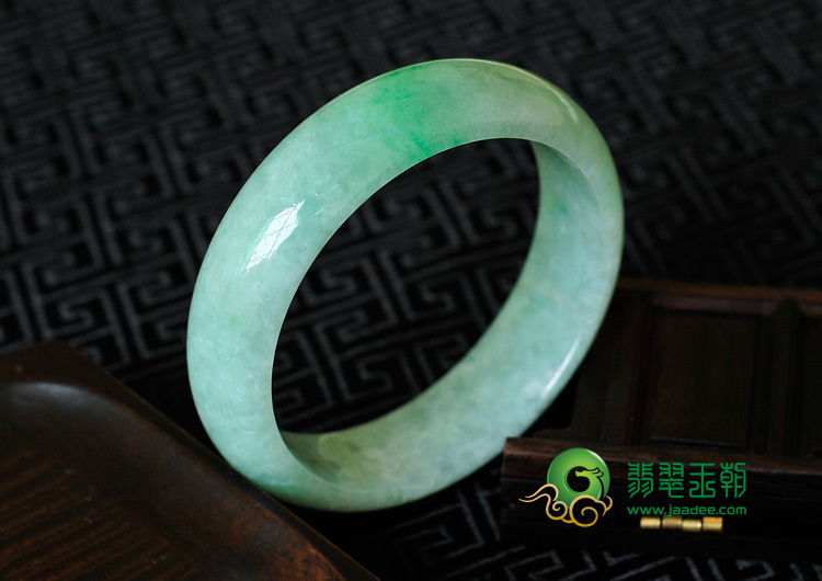 糯冰种飘翠缅甸翡翠手镯（57.7mm）