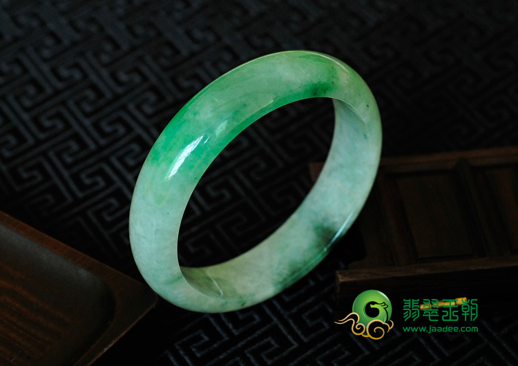 糯冰种飘翠缅甸翡翠手镯（57.4mm）