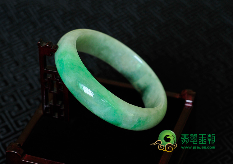 糯冰种飘翠缅甸翡翠手镯（57.4mm）