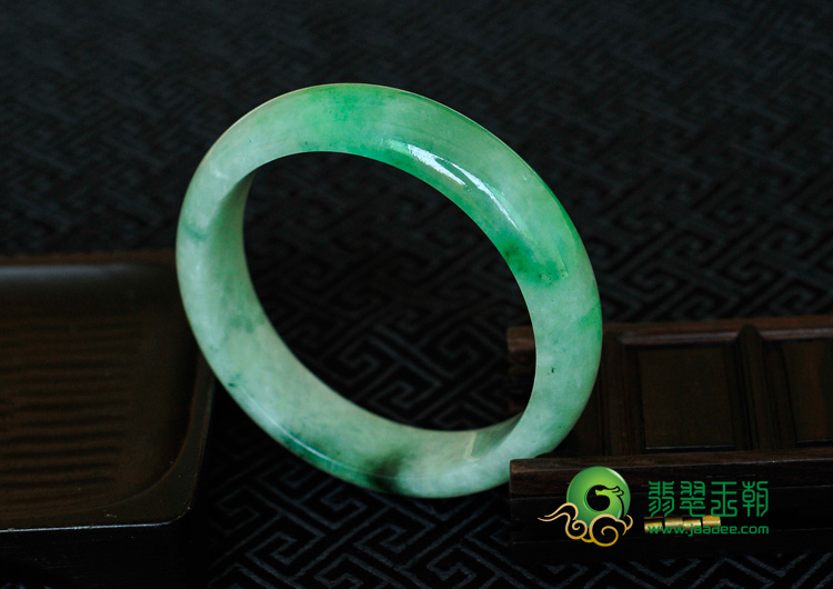 糯冰种飘翠缅甸翡翠手镯（57.4mm）