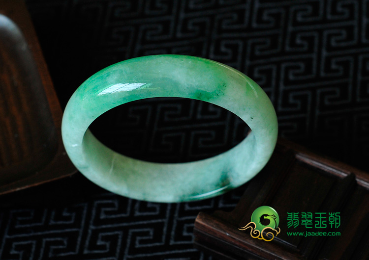 糯冰种飘翠缅甸翡翠手镯（57.4mm）
