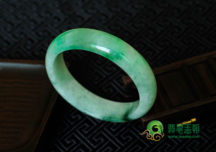 糯冰种飘翠缅甸翡翠手镯（57.4mm）