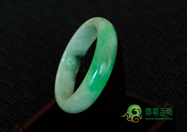 糯冰种飘翠缅甸翡翠手镯（57.4mm）