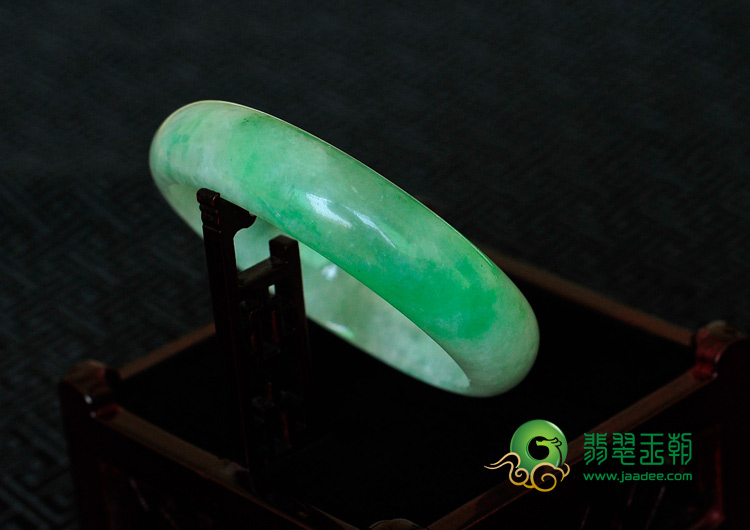 糯冰种飘翠缅甸翡翠手镯（57.4mm）