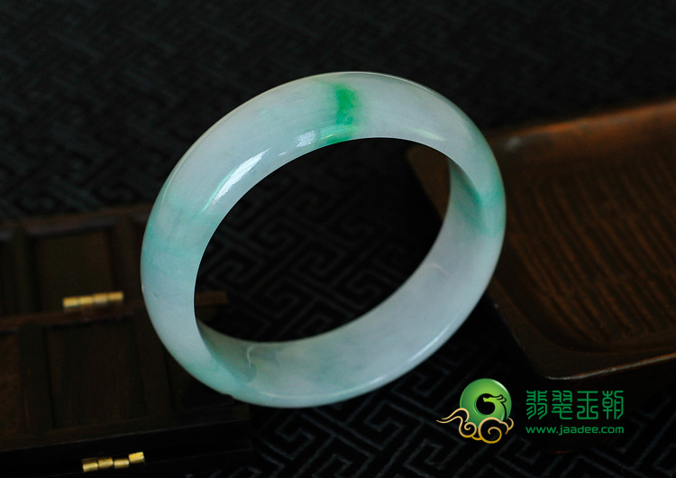 糯冰种春带彩缅甸翡翠手镯（57.6mm）