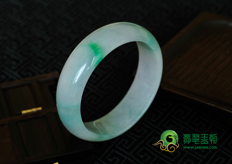 糯冰种春带彩缅甸翡翠手镯（57.6mm）