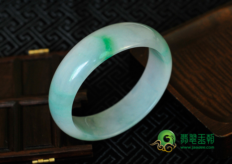 糯冰种春带彩缅甸翡翠手镯（57.6mm）