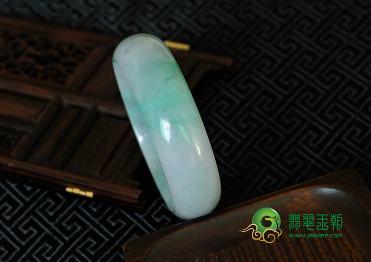 糯冰种春带彩缅甸翡翠手镯（57.6mm）