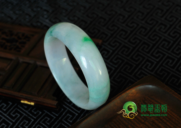 糯冰种春带彩缅甸翡翠手镯（57.6mm）