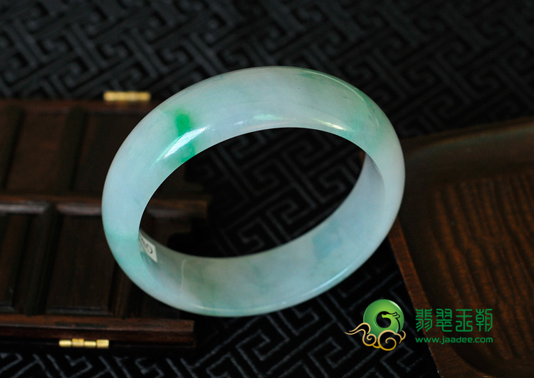 糯冰种春带彩缅甸翡翠手镯（57.6mm）