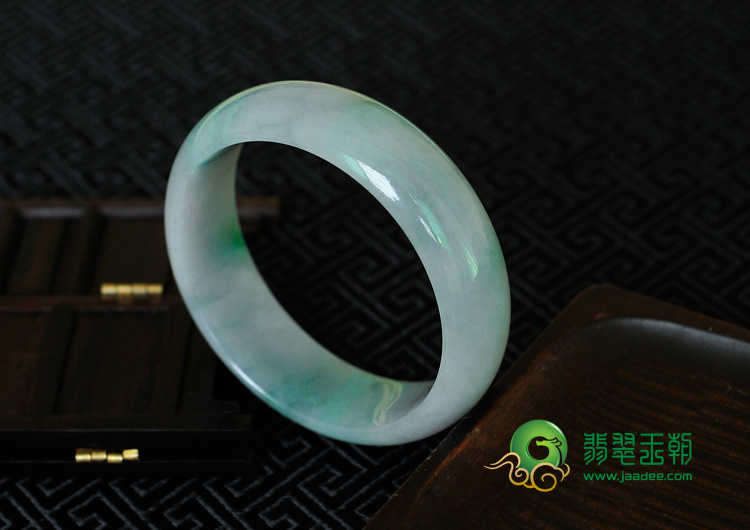 糯冰种春带彩缅甸翡翠手镯（57.6mm）