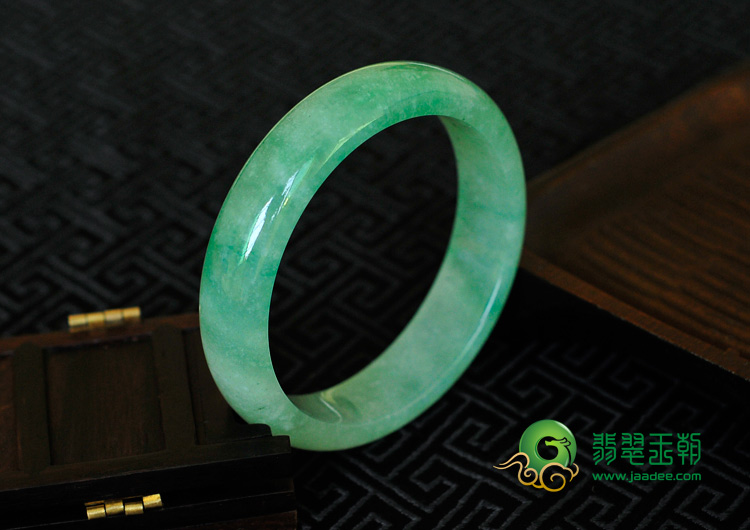 冰种豆色缅甸翡翠手镯（52.2mm）
