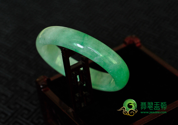 冰种豆色缅甸翡翠手镯（52.2mm）
