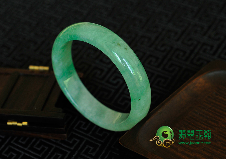 冰种豆色缅甸翡翠手镯（52.2mm）