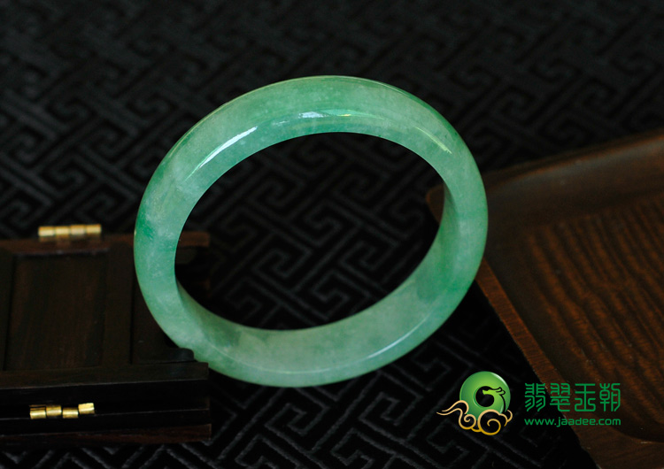 冰种豆色缅甸翡翠手镯（52.2mm）
