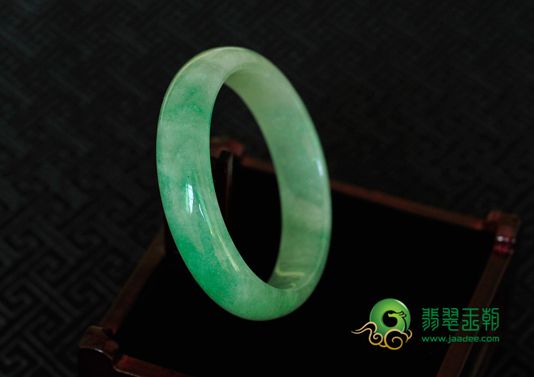 冰种豆色缅甸翡翠手镯（52.2mm）