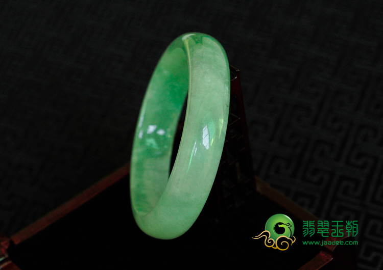 冰种豆色缅甸翡翠手镯（52.2mm）