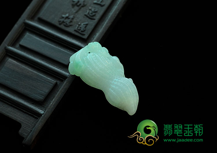糯冰种晴水飘翠缅甸翡翠花生挂件
