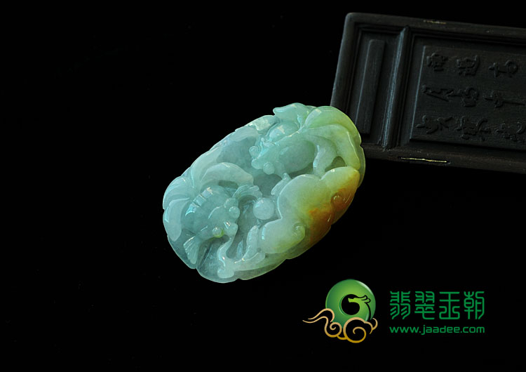 糯冰种三彩缅甸翡翠金鱼挂件