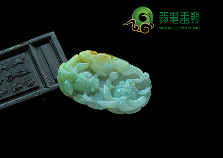 糯冰种三彩缅甸翡翠金鱼挂件
