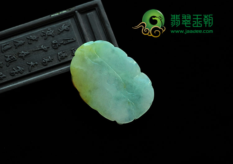 糯冰种三彩缅甸翡翠金鱼挂件