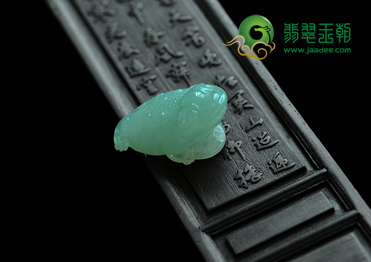 冰种晴水缅甸翡翠金蟾挂件