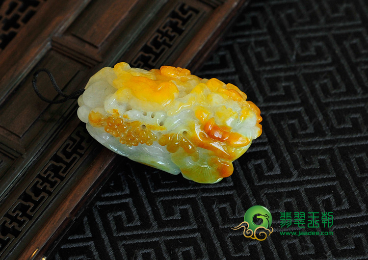 糯冰种黄翡缅甸翡翠富贵花开挂件