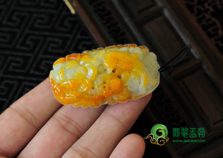 糯冰种黄翡缅甸翡翠富贵花开挂件