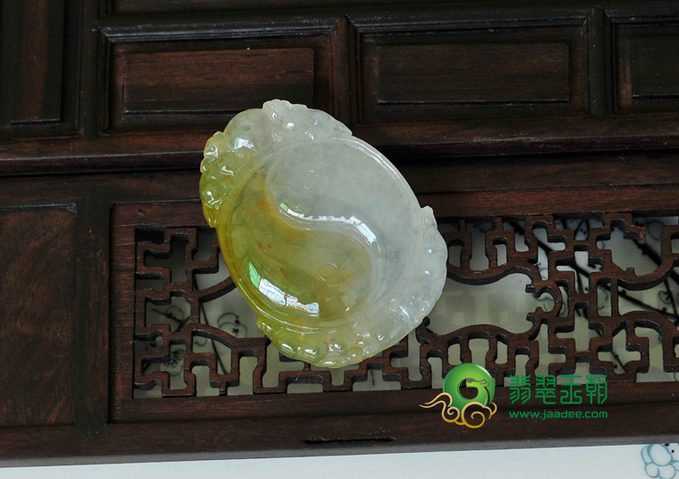 冰种黄翡缅甸翡翠八卦挂件