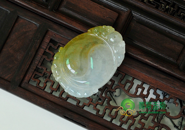 冰种黄翡缅甸翡翠八卦挂件