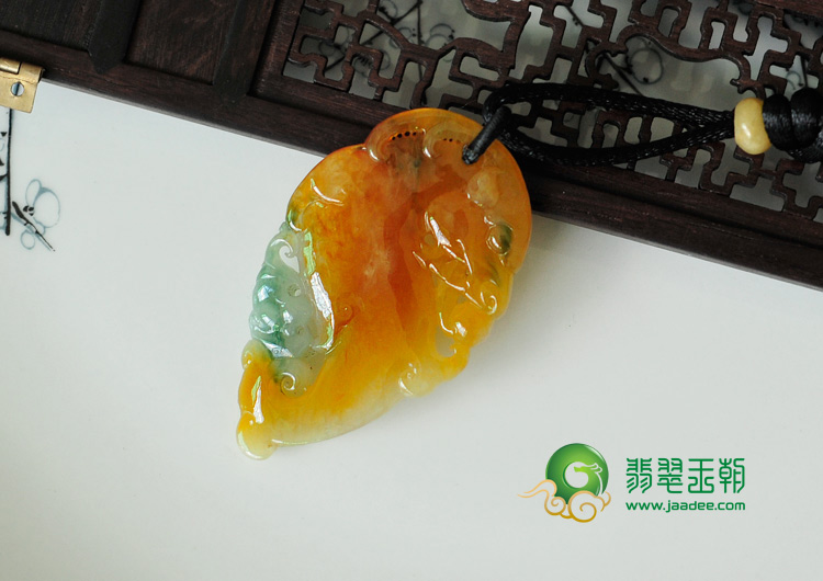 冰种黄翡飘花缅甸翡翠仿古龙牌挂件