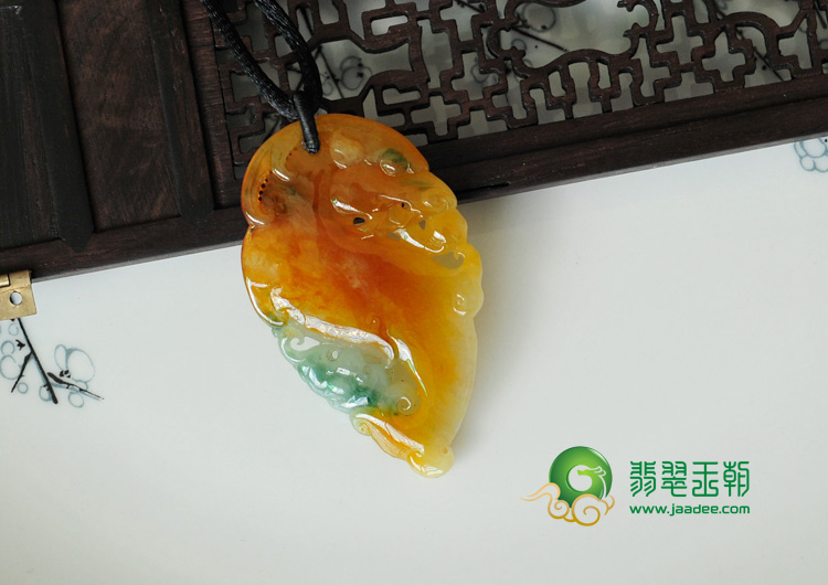 冰种黄翡飘花缅甸翡翠仿古龙牌挂件