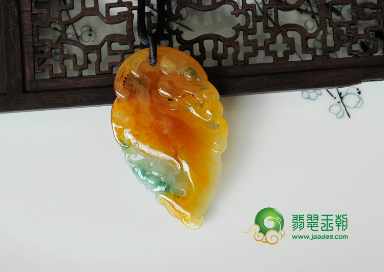 冰种黄翡飘花缅甸翡翠仿古龙牌挂件