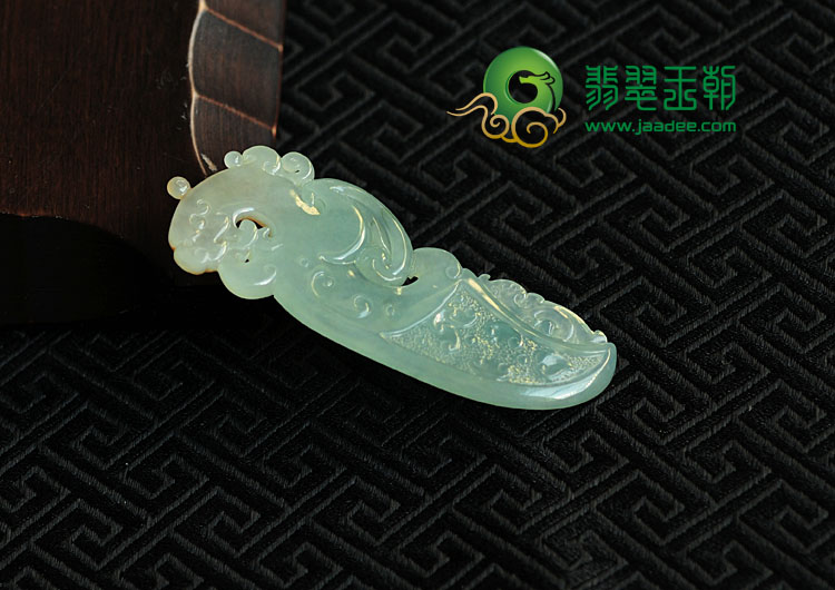 冰种晴水黄翡缅甸翡翠仿古龙刀挂件