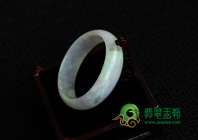 糯冰种春带彩缅甸翡翠贵妃镯（55.7mm-49.8mm）