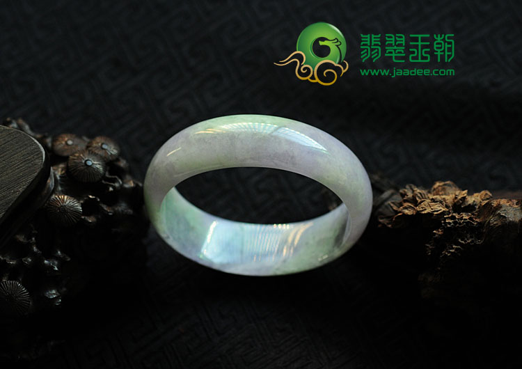 糯冰种春带彩缅甸翡翠贵妃镯（55.7mm-49.8mm）