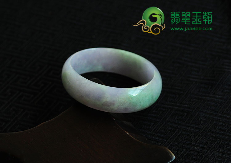 糯冰种春带彩缅甸翡翠贵妃镯（55.7mm-49.8mm）