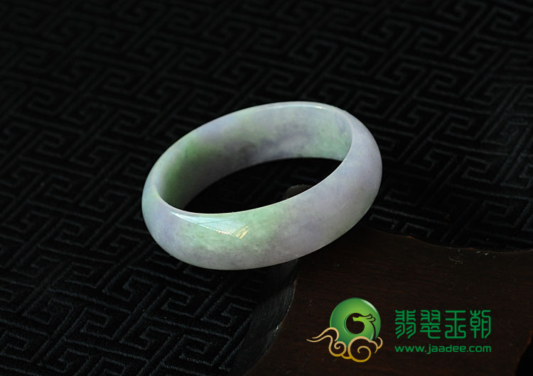 糯冰种春带彩缅甸翡翠贵妃镯（55.7mm-49.8mm）