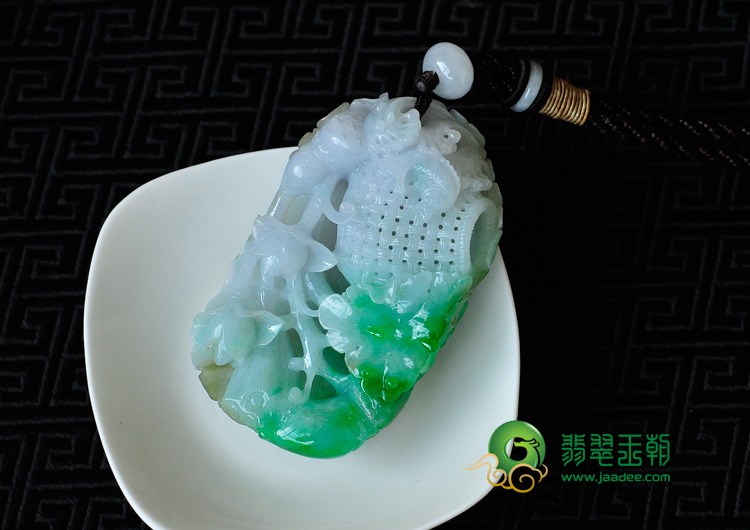 细糯种翠色缅甸翡翠年年有余手玩件