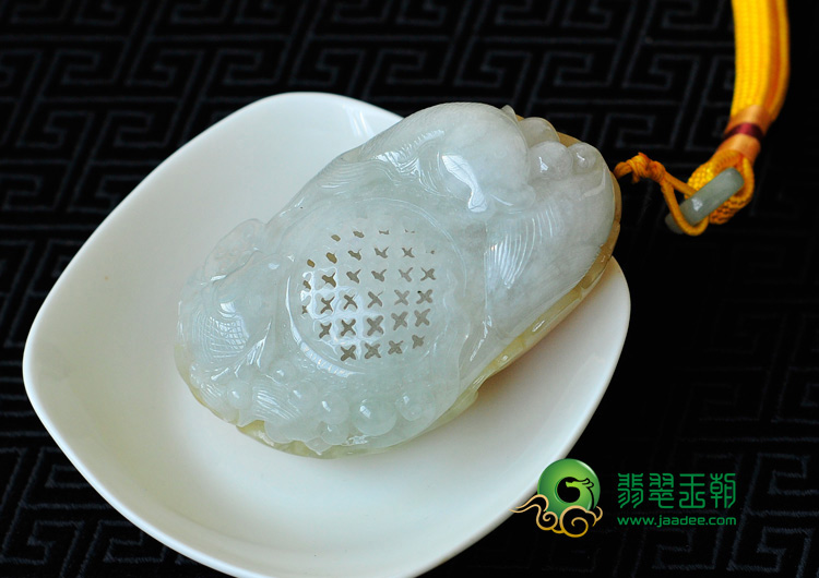 糯冰种黄翡缅甸翡翠年年有余手玩件