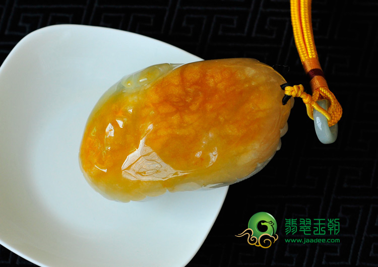 糯冰种黄翡缅甸翡翠年年有余手玩件