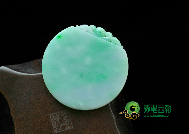 糯冰种春带翠缅甸翡翠玉璧挂件