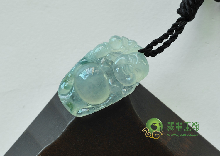 冰玻种飘花缅甸翡翠逍遥佛挂件