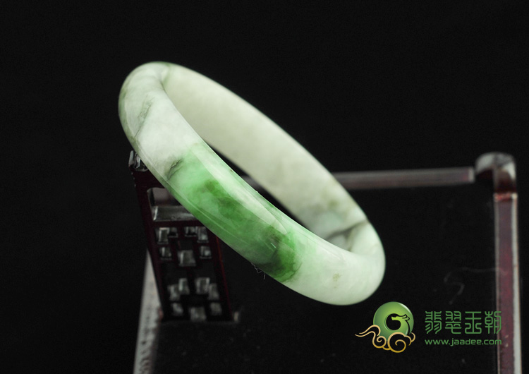 糯冰种翠色缅甸翡翠手镯（58.3mm）