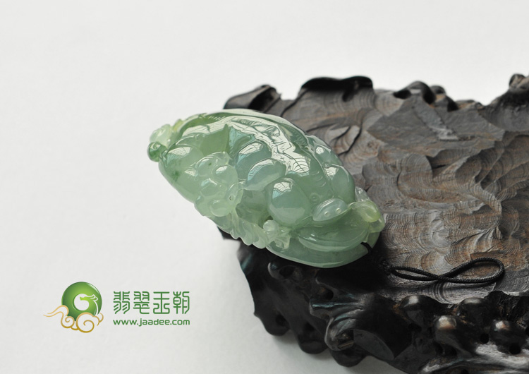 冰种晴水略飘花缅甸翡翠招财猪挂件