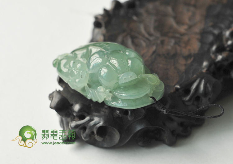 冰种晴水略飘花缅甸翡翠招财猪挂件