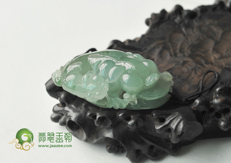 冰种晴水略飘花缅甸翡翠招财猪挂件