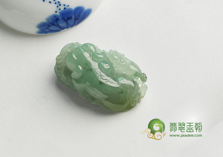 冰种晴水略飘花缅甸翡翠招财猪挂件