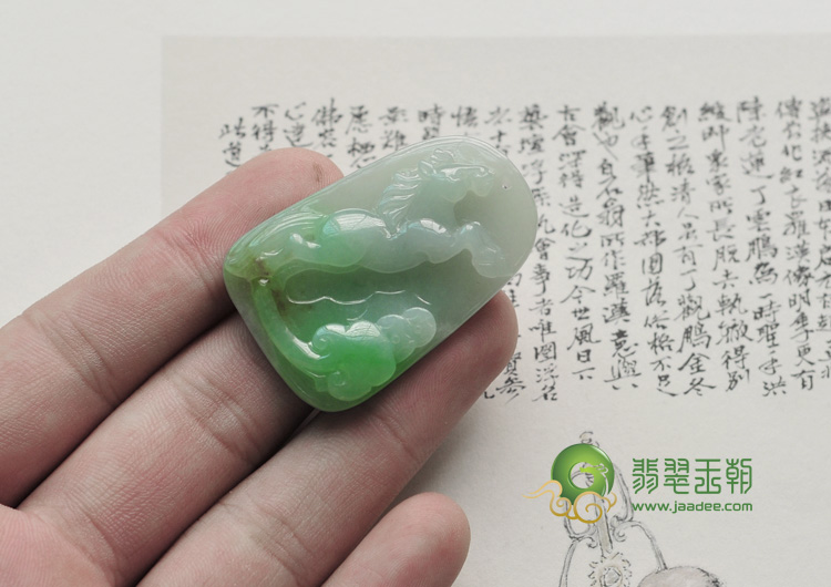 糯冰种豆绿缅甸翡翠马到成功挂件