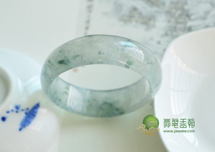 冰玻种飘花缅甸翡翠贵妃镯（51.8-44.5）